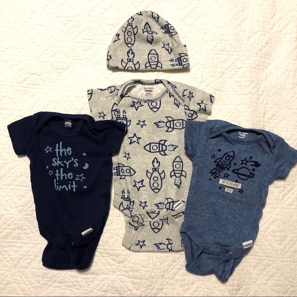 Gerber Other - 💛 3 Gerber Short Sleeve Newborn Boy Onesies & Hat